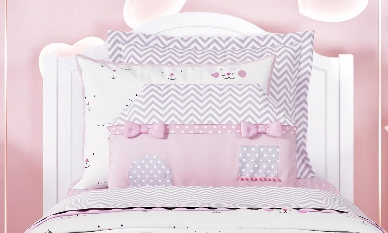 Almofada Casinha Chevron e Poá Rosa 55cm