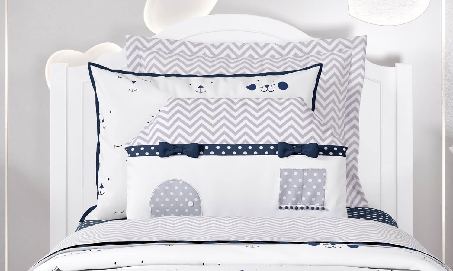 Almofada Casinha Chevron e Poá Rosa 55cm